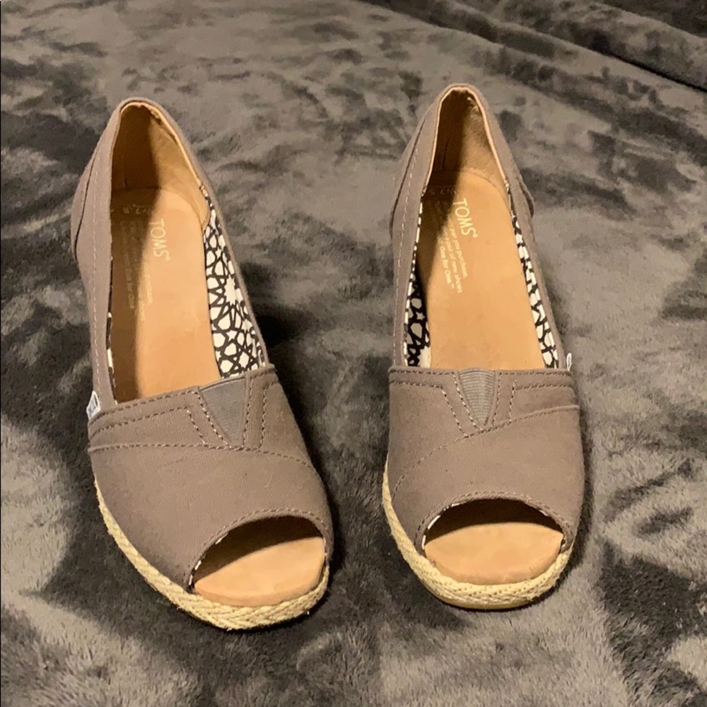 Re-Posh TOMS Peep Toe Wedge
